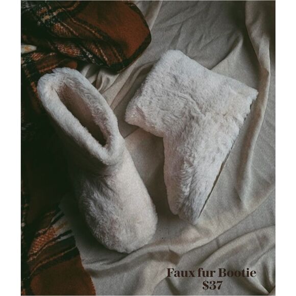 🆕️Holiday Collection// Beige Fur bootie - Picture 3 of 4